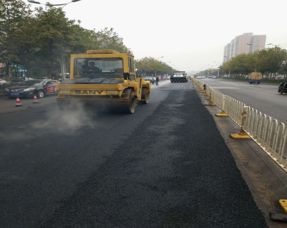 枫桥湖路路面改造工程今日进行沥青混凝土摊铺