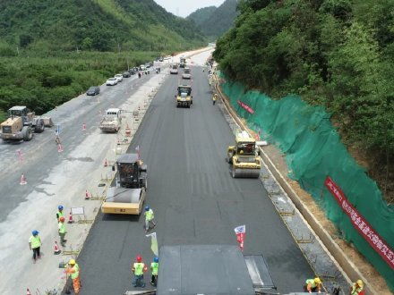 距建成通车更近一步 临建高速路面施工正式启动