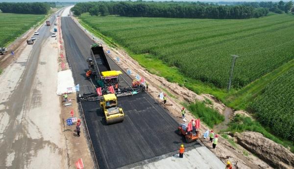 长太高速公路沥青路面工程开始施工
