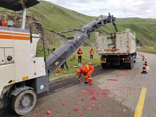 青海省果洛公路总段养护中心g227贵德至大武段路面病害整治工程顺利