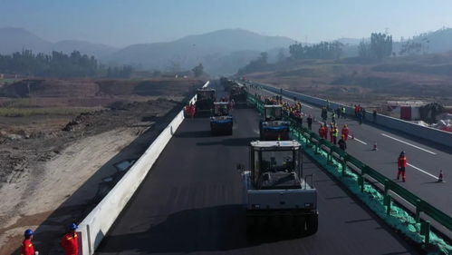 牛 云南首次无人驾驶摊铺高速公路路面,看这里