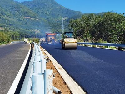 临清高速公路路面工区沥青上面层试验段铺筑成功