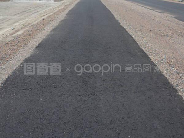 关闭那条空的沥青路