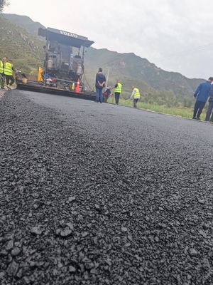 旗下营那支亥至红召庙沟通村公路进入路面工程施工
