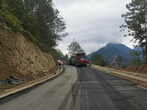 知子罗公路改造工程加快铺筑柏油路面
