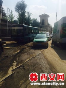 富裕路地铁施工周边路面塌陷 市民抱怨路难行