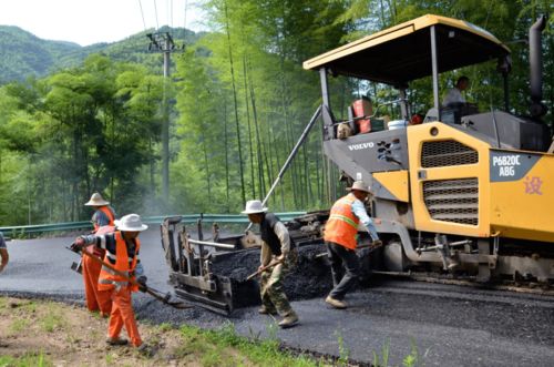 广德市 竹乡画廊旅游 100 风景道公路 唐流 建平 路面改造工程正式进入沥青面层摊铺施工