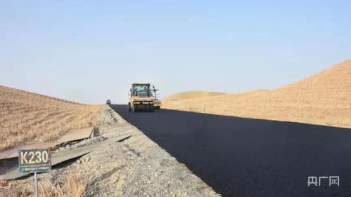 尉犁至且末沙漠公路项目沥青路面工程全线贯通