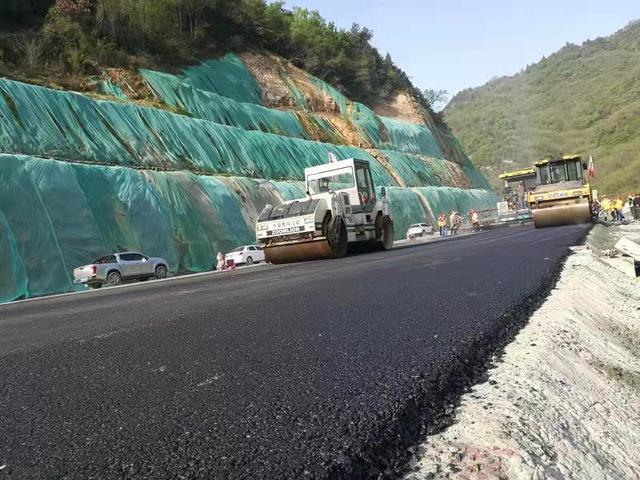 国道324线安龙公路管理段实施沥青路面修复养护工程 让群.