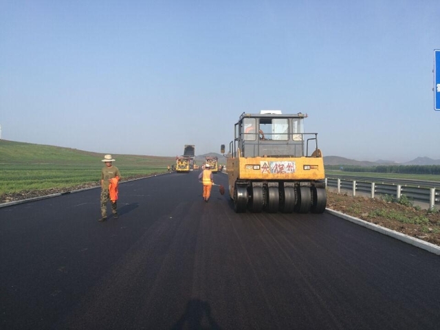 国道302线乌兰浩特至阿力得尔段公路主线路面工程按计划全面贯通