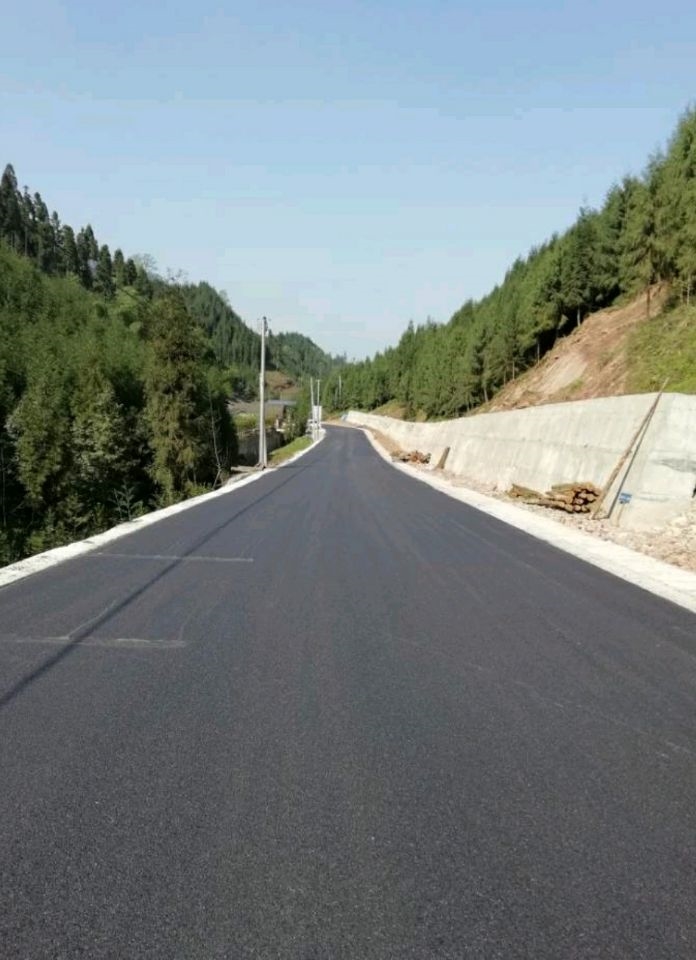 拓宽路面打好路基后,堆子前镇迎来长达三个多月的阴雨天气,为保证沥青