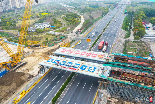 连接宝山罗店和顾村大居 陆翔路新建工程完成跨g1503高速钢结构吊装