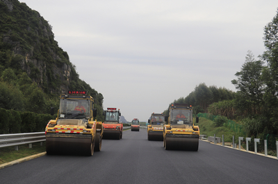 通车倒计时!吴隆高速公路主线沥青路面顺利完成摊铺