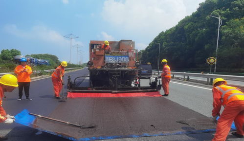 战高温,江西九江长江公路大桥路面养护热火朝天