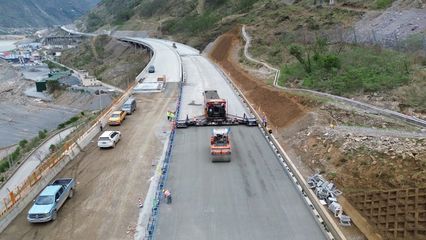 沿江高速金宁段开启路面工程施工