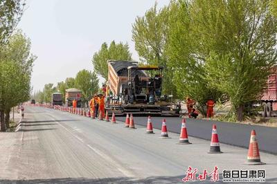 张掖:国道312线公路养护工程加紧施工