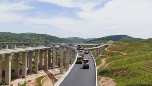 泾华高速路面工程全线贯通