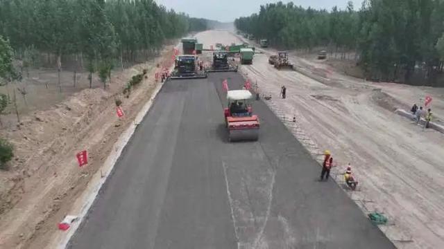 邯港高速公路衡水段:路面工程试验段铺筑施工如火如荼