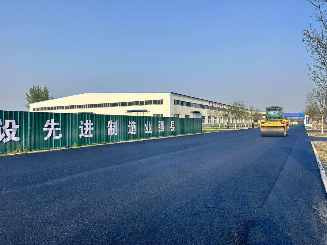 改造水泥路面,沥青底层摊铺完成#沥青摊铺施工 #施工现场实 - 抖