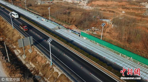 全球首条光伏公路现身济南 汽车可边跑边充电