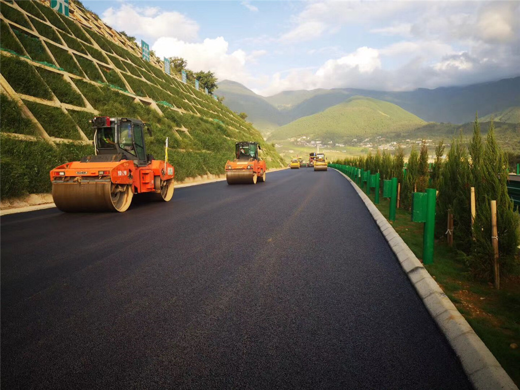 保泸高速公路路面二工区沥青混凝土上面层试验段成功铺筑