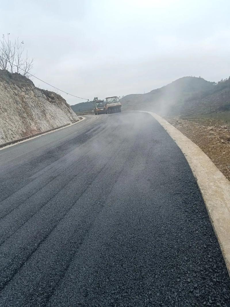 贵州旭辉科技建设安龙县海子至洒雨公路改扩建工程,道路沥青路面 - 抖