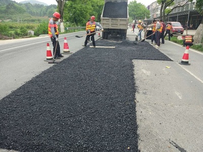 衡阳南岳区公路局积极修复破损沥青路面【图】