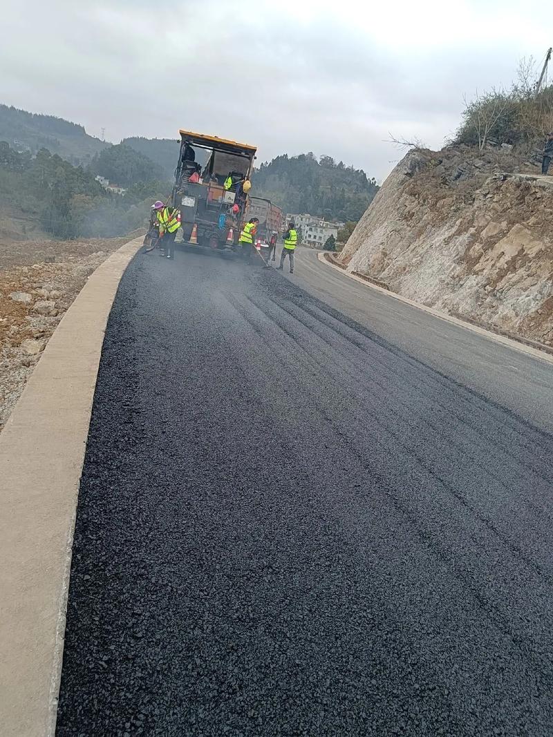 贵州旭辉科技建设安龙县海子至洒雨公路改扩建工程,道路沥青路面 - 抖