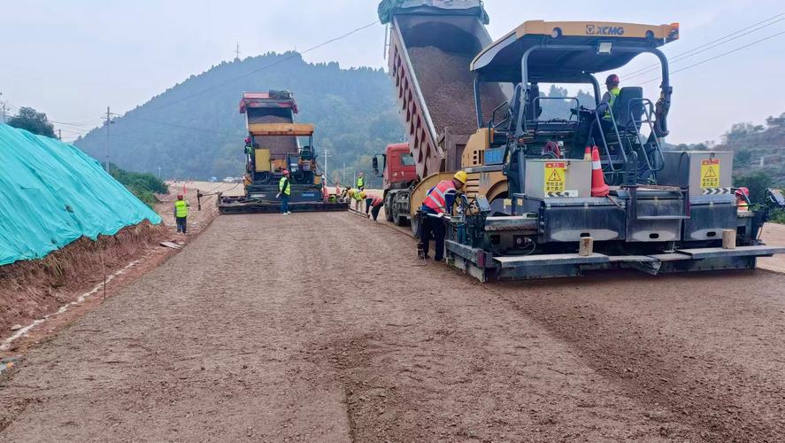 昌磷路一期一级公路工程顺利完成首次路面水稳层铺设