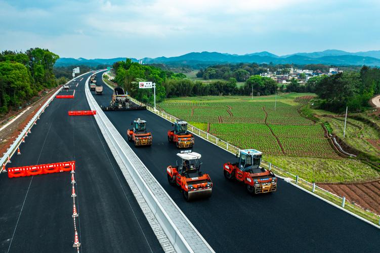粤赣省际通道雄信高速完成路面施工