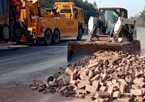 砖头洒落路面,公路人紧急除险保畅通
