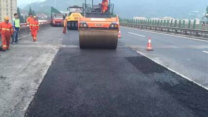 公司2017年度路面养护专项工程顺利开工