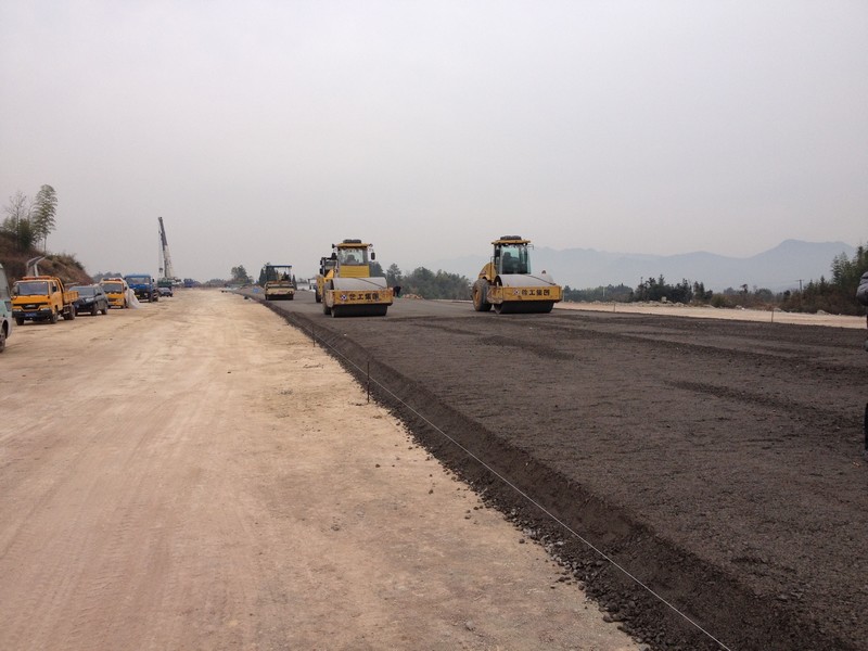 杭新景高速公路01标路面水稳底基层试验段铺设圆满成功_杭.