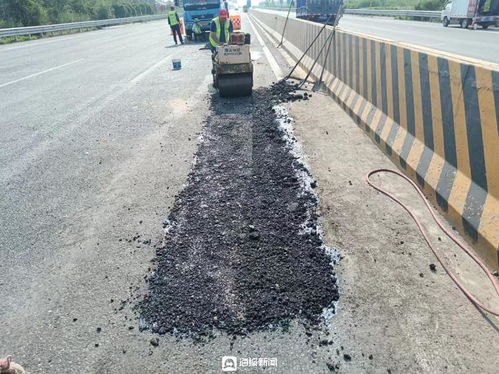 庆云公路分中心展开路面坑槽挖补工作