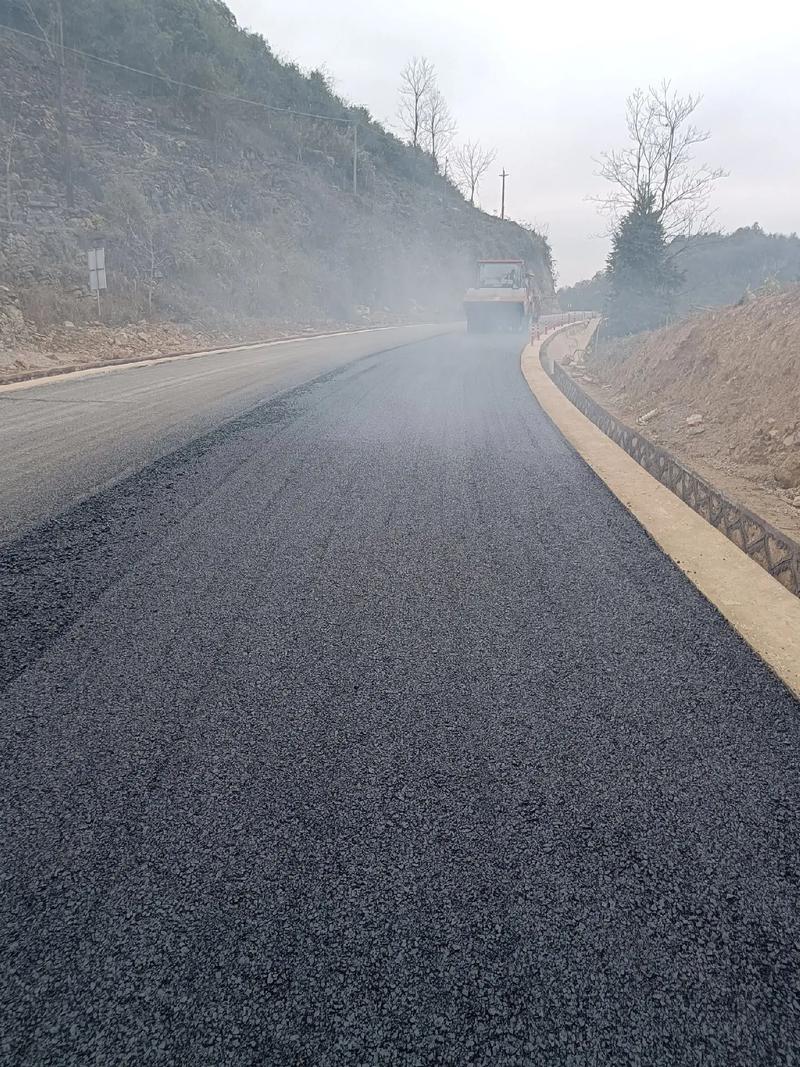 贵州旭辉科技建设安龙县海子至洒雨公路改扩建工程,道路沥青路面 - 抖