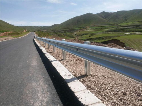 君宏护栏 图 公路防撞钢梁波形护栏 新乡公路防撞波形护栏