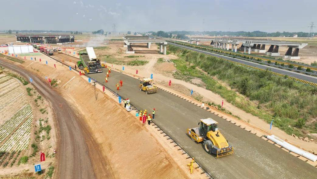 济商高速公路济宁段开启路面工程施工