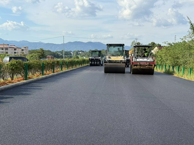 宿松县G105太湖交界至通站路段升级改造工程(公路段)顺利完成全部沥青面层工程