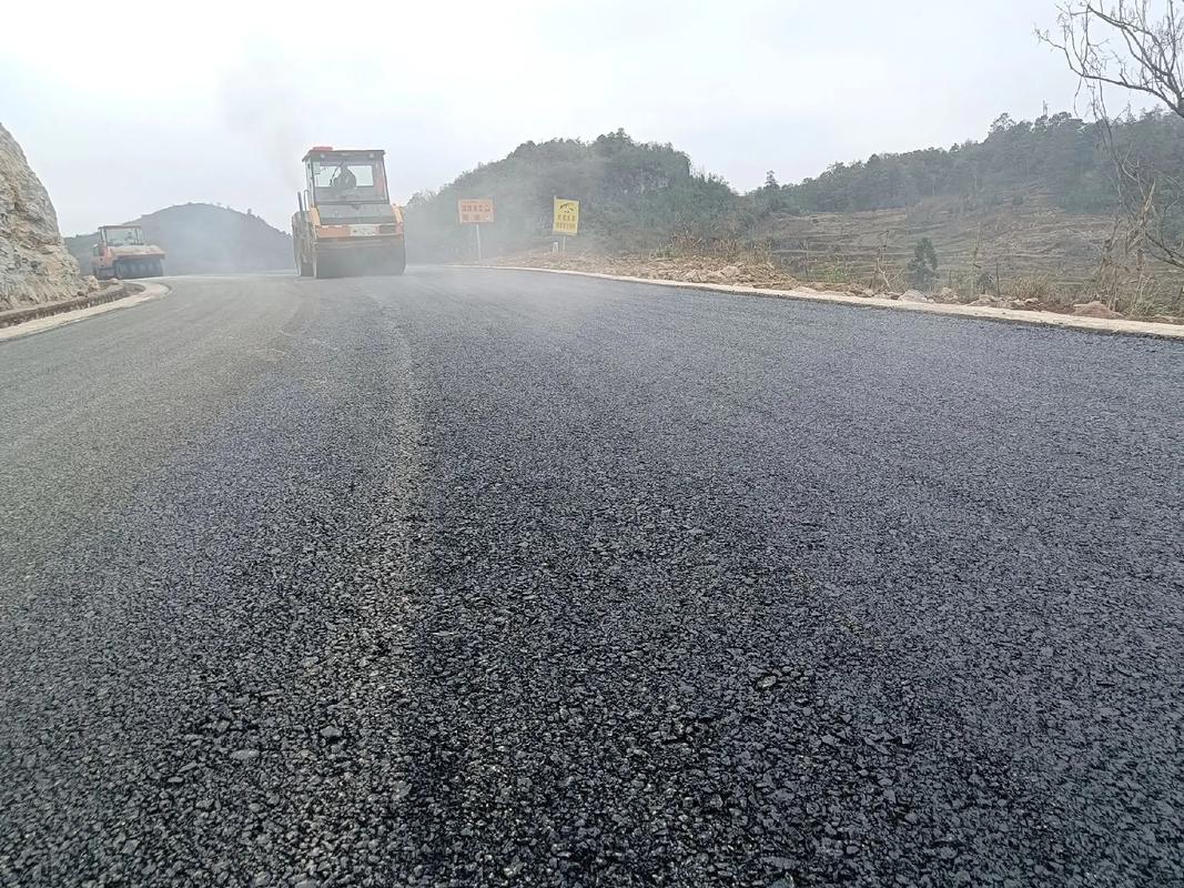 贵州旭辉科技建设安龙县海子至洒雨公路改扩建工程,道路沥青路面 - 抖