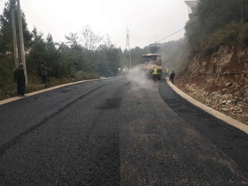 万州三峡后续交通项目油茨路路面工程开始沥青摊铺