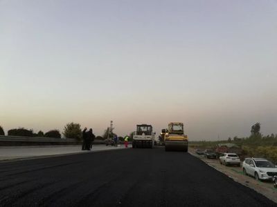 河北高速公路路面下面层沥青试验段铺筑完成