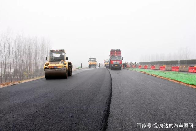 水泥路面更结实,成本还低,为何高速公路却喜欢用沥青路面呢?