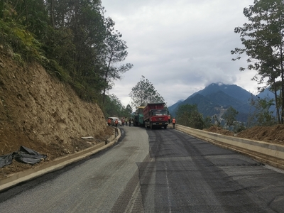知子罗公路改造工程加快铺筑柏油路面