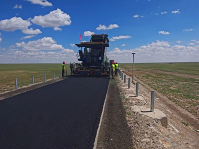 Y313线(那仁宝拉格苏木至别力古台)段公路沥青路面施工快速推进