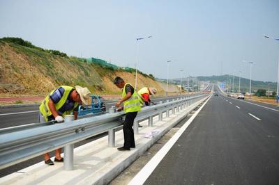 烟台滨海路蓬莱段公路工程完成全路段沥青铺设，助力区域交通升级