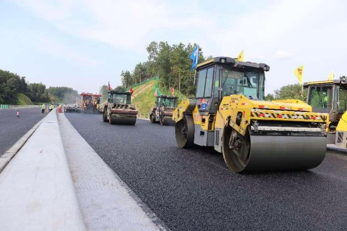 平益高速路面工程进入最后工序，全面冲刺年底通车目标