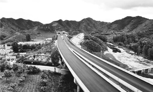 凌绥高速公路首段沥青路面贯通，通车在即推动区域发展
