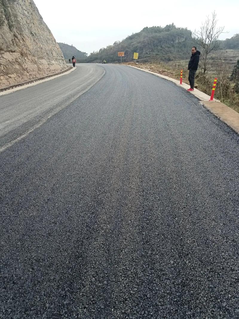 贵州旭辉科技承建安龙县海子至洒雨公路改扩建工程 沥青路面施工助力交通优化