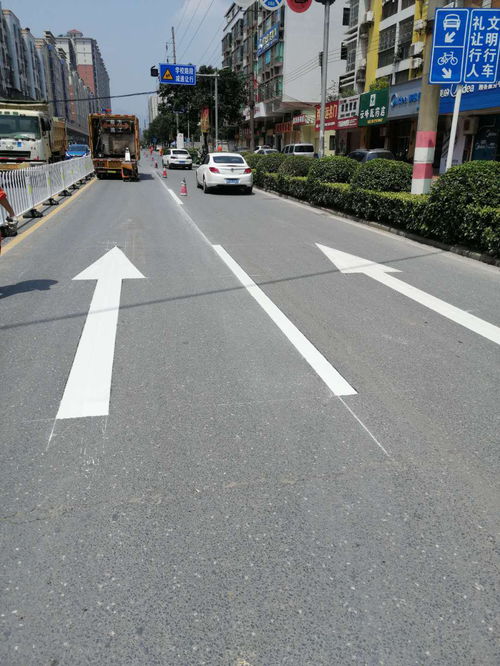 英德道路升级改造 隔离护栏安装与路面修补工程显著提升通行环境