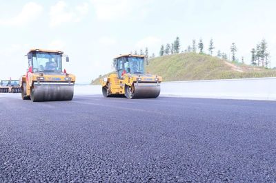 寻龙高速建设新进展 ATB-25上基层试验段启动摊铺，路桥附属工程劳务分包同步推进